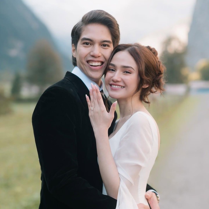 <p>Awal Oktober dibuka dengan cerita bahagia dari pasangan selebriti Syifa Hadju dan El Rumi. Pesinetron cantik ini, baru saja membagikan momen romantis dilamar sang kekasih. Momen spesial tersebut, mereka bagikan di akun Instagramnya, Bunda. (Foto: Instagram @syifahadju)</p>