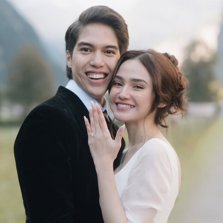 <p>Syifa Hadju menjadi selebriti terbaru yang dilamar di tempat aesthetic di Eropa. Baru-baru ini, Syifa dilamar sang kekasih El Rumi di Swiss berlatar pegunungan Alpen yang indah bak negeri dongeng. Melalui unggahan di Instagram, Syifa membagikan momen romantis saat El Rumi melamarnya. Perempuan 25 tahun ini juga memamerkan cincin yang diberikan El Rumi, Bunda. "<em>In a place I&rsquo;ve always dreamed of, I said yes to the one who&rsquo;s always felt like home</em>. <em>Bismillah</em> 02.10.25," tulis Syifa dalam unggahan ini. (Foto: dok. Instagram @syifahadju)</p>