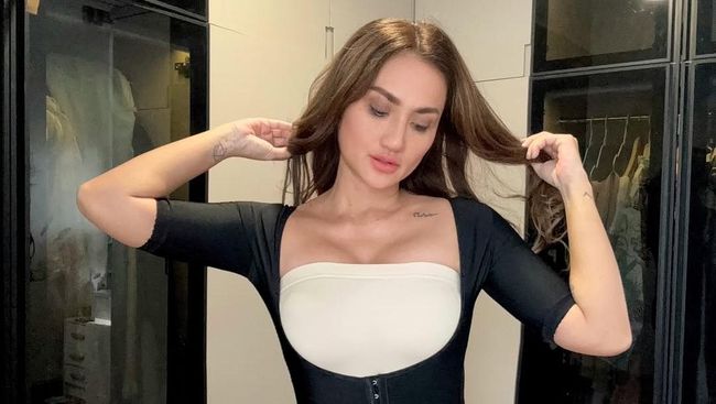 Dihujat, Tengku Dewi Ungkap Alasan Tampilkan Tubuh Seksi Pasca Operasi Dihujat, Tengku Dewi Ungkap Alasan Tampilkan Tubuh Seksi Pasca Operasi