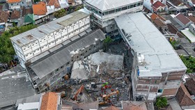 Tim SAR Pasang Penyangga Sokong Gedung Miring Ponpes Al Khoziny