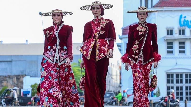 Pemerintah Kota Surabaya melalui Dewan Kerajinan Nasional Daerah (Dekranasda) menggandeng desainer Gita Orlin memperkenalkan koleksi spesial Batik Surabaya