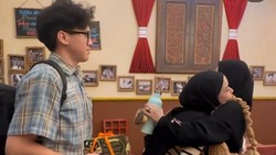 Ini 7 Momen Berat Lyra Virna Lepas Anak Sambung Kembarnya Kuliah di Luar Kota