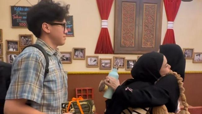 7 Momen Emosional Lyra Virna Saat Lepas Anak Kembarnya Kuliah