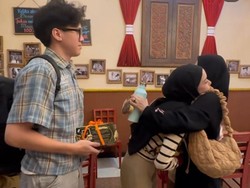 Ini 7 Momen Berat Lyra Virna Lepas Anak Sambung Kembarnya Kuliah di Luar Kota