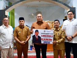 Andre Rosiade Salurkan Bantuan untuk 2 Masjid & 1 Ambulans di Sumbar