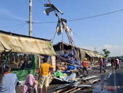 Angin Kencang Rusak Ruko di Akses Suramadu Arah Bangkalan-Surabaya