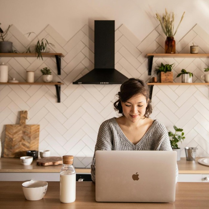 Secara struktural, Babydoll Sweater merupakan pakaian rajut dengan korset yang pas dan memiliki ujung yang longgar melebar di pinggang dengan model empire. Item fesyen ini viral sejak tahun 90-an hingga awal 2000-an.