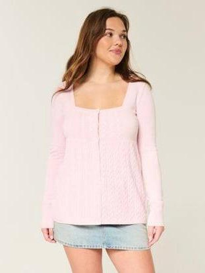 jika kamu tertarik untuk mencoba Babydoll Sweater tapi bingung bagaimana mix and match-nya, kamu bisa mencoba memadukan Babydoll Sweater dengan rok mini dengan menambahkan knee high socks dan sneakers putih, agar hasilnya terlihat cute dan memberikan kesan Y2K Girl Vibes.