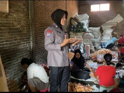 Inspiratif! Mbak Bhabin Via Jadi Penyemangat Emak-emak Pelaku UMKM di Kudus