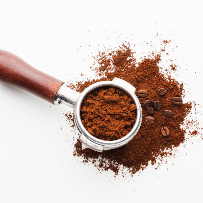 Bubuk kopi ternyata bisa mengusir semut karena aromanya yang kuat mampu mengacaukan jejak feromon yang mereka gunakan untuk berkomunikasi. Cukup taburkan di jalur semut, dan mereka akan menjauh tanpa perlu bahan kimia.