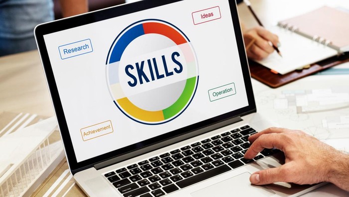 Soft skill jadi kunci sukses kerja, dengan kampus mendorong mahasiswa mengasah kemampuan sosial dan kepemimpinan.