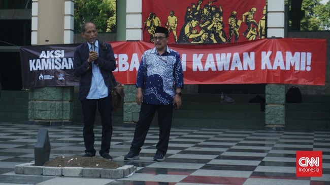 Wakil Rektor UII membela aktivis Paul yang ditahan Polda Jatim. Ia menuntut pembebasan dan menegaskan pentingnya kebebasan berpendapat.