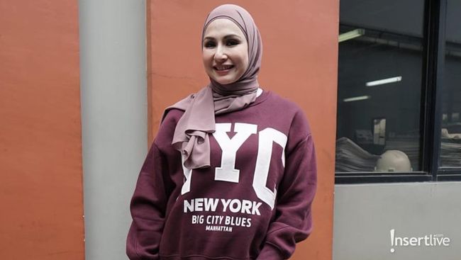 18 Tahun Berkarier, 7 Gaya Santai Deswita Maharani Syuting Pakai Hoodie dan Jeans Tetap Chic!