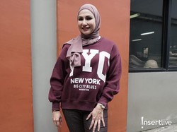 18 Tahun Berkarier, 7 Gaya Santai Deswita Maharani Syuting Pakai Hoodie & Jeans Tetap Chic!