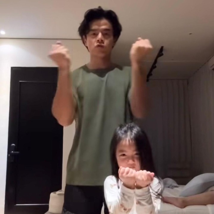 <p>&ldquo;Mewakili suara hati bapack-bapack bucin anak. Bapack <em>relate</em> kan paaak?&rdquo; tulis Dion lewat unggahannya di Instagram. (Foto: Instagram @dionwiyoko)</p>