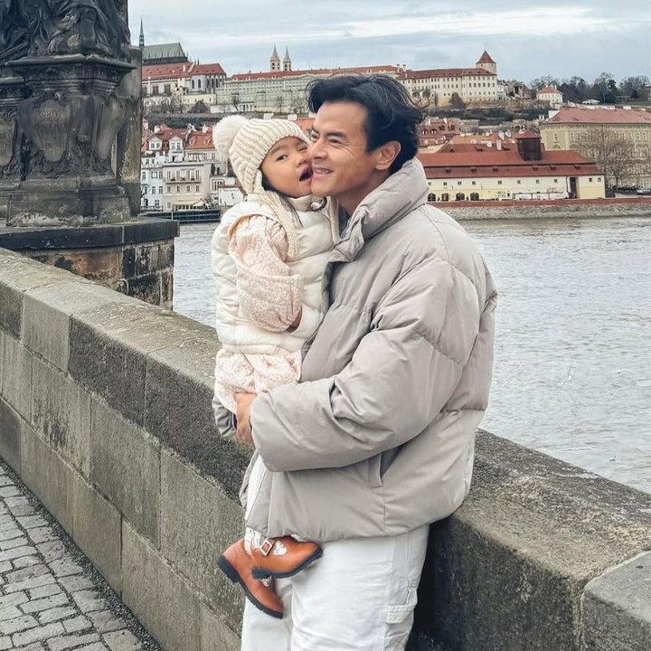 <p>Menariknya, Dion kerap membagikan momen kebersamaannya bersama Si Kecil di media sosial. Ia tampak begitu dekat dengan Gianna, bahkan tak jarang menunjukkan sisi lucunya sebagai Ayah yang benar-benar &ldquo;bucin&rdquo; pada anaknya. (Foto: Instagram @dionwiyoko)</p>