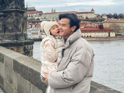Dion Wiyoko Akui Jadi Bapak Bucin Anak, Intip Potret Lucunya Dimarahin Sang Putri