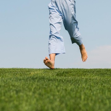 Rutin Berjalan Tanpa Alas Kaki, Ini 4 Manfaatnya untuk Kesehatan