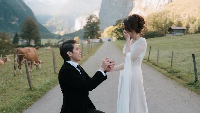 El Rumi melamar kekasihnya, Syifa Hadju, di sebuah lokasi indah berlatar pegunungan di Swiss.