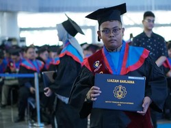 Kisah Hilmi, Anak Tukang Potong Rambut yang Jadi Wisudawan Terbaik ITS