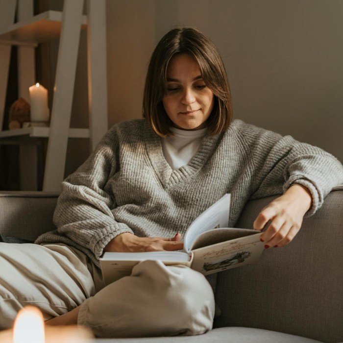 Babydoll Sweater akan kembali menjadi tren karena dinilai memiliki desain yang stylish, girly, namun tetap simpel. Terlebih, belakangan ini sudah banyak Gen Z yang menggunakannya untuk sekadar hangout dengan menambahkan berbagai aksesori.