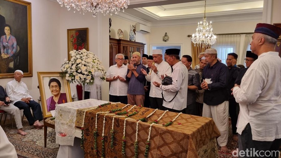 Istri Wakil Presiden ke-4 RI Umar Wirahadikusumah, Karlinah Djaja Atmadja, meninggal dunia. Jenazah almarhumah disemayamkan di rumah duka. (Taufiq S/detikcom)