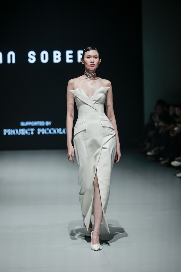 Jan Sober kembali mengusung perpaduan desain kontemporer, struktural, dan sophisticated dalam koleksi yang ditampilkannya bersama PILLAR di PIFW/ Foto: Dok. PILLAR