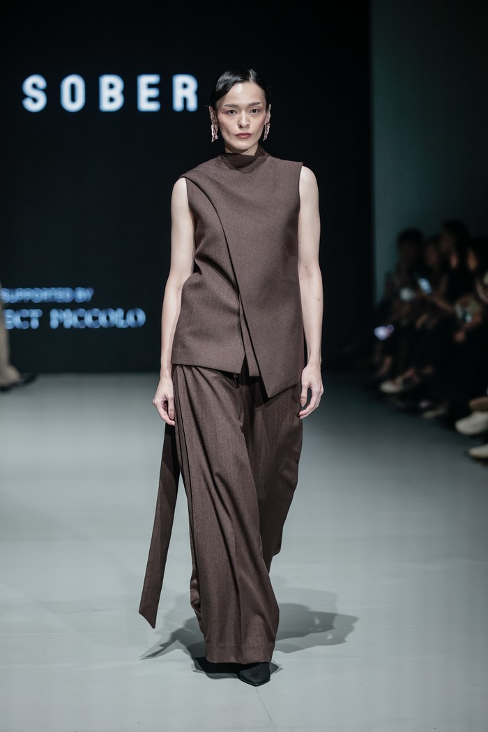 Meski dikenal dengan karya menswearnya yang timeless, Jan Sober memperkenalkan lini womenswear ready-to-wear di mana harmoni antara kreativitas modern dan wearability dilhat dari sudut pandang feminin./ Foto: Dok. PILLAR