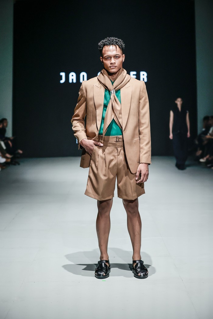 Rancangan yang presisi dan bernuansa arsitektural turut terlihat pada karya menswear, seperti outerwear panjang, cropped jacket, sampai setelan bersiluet longgar yang mengalir/ Foto: Dok. PILLAR