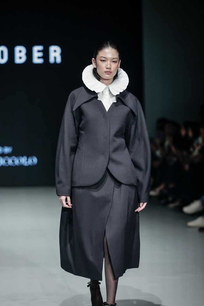 Koleksi ini pun jadi tonggak sejarah baru bagi Jan Sober yang melebarkan sayapnya ke kreasi womenswear, sambil memegang teguh filosofi desain penuh intensi, presisi, dan mengutamakan presence/ Foto: Dok. PILLAR