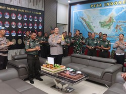 Jalin Sinergitas, Kapolres Priok Beri Surprise ke 5 Mako saat HUT-80 TNI
