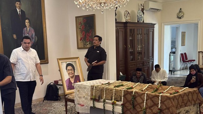Istri Wakil Presiden ke-4 RI Umar Wirahadikusumah, Karlinah Umar Wirahadikusumah binti Djaja Atmadja, meninggal dunia pada Senin (6/10).