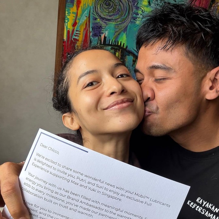 <p>Sebelum terbang ke Singapura, Chicco sempat mengunggah undangan nonton F1 yang ditujukan untuk keluarganya. Pengalaman ini tampaknya menjadi spesial bagi Chicco, karena ia pertama kali nonton balapan bersama istri dan sang putri. "Tahun lalu gue udah sendirian, tapi tahun ini kita bertiga," tulisnya dalam satu <em>postingan</em> di Instagram. (Foto: Instagram @chicco.jerikho)</p>