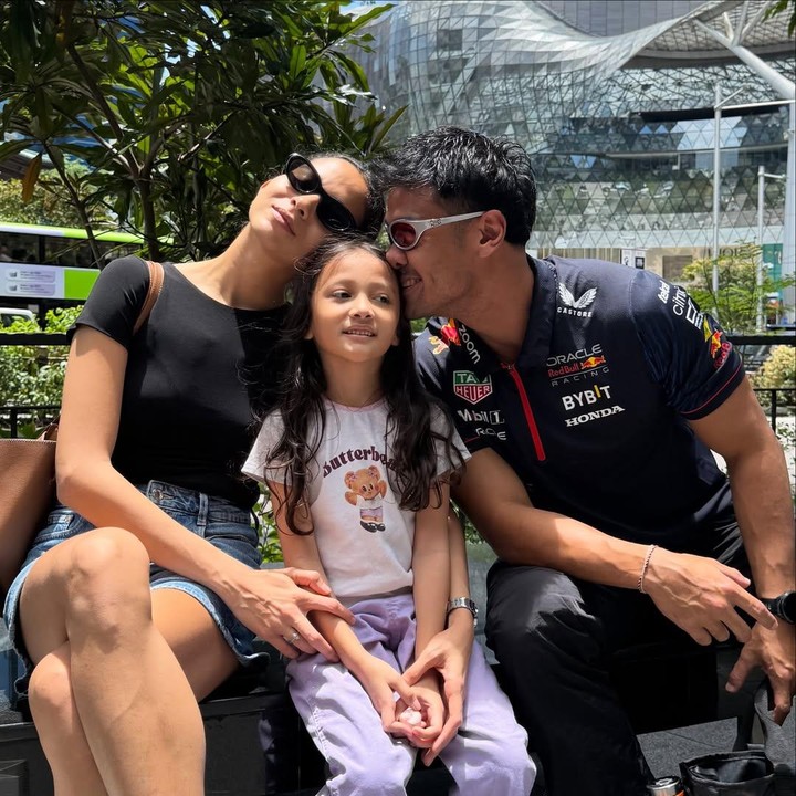<p>Pasangan Chicco Jerikho dan Putri Marino kembali memamerkan kekompakan ke publik. Kali ini, keduanya membagikan perjalanan spesial ke Singapura untuk menonton ajang F1, Bunda. Tak hanya berdua, Chicco dan Putri juga membawa serta anak semata wayang mereka, Surinala. (Foto: Instagram @chicco.jerikho)</p>