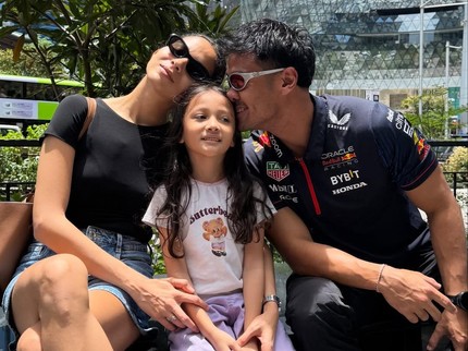5 Potret Keseruan Putri Marino dan Chicco Jerikho saat Nonton F1 di Singapura