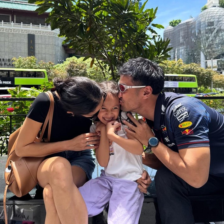 <p>Chicco juga mem-<em>posting</em> potret harmonisnya bersama sang istri dan putrinya Surinala sebelum balapan F1. Ketiganya ternyata sempat menghabiskan waktu bersama sebelum acara balapan dimulai. "Biar nonton F1 lancar&hellip; Bahagiain Istri dan anak dulu," ungkap Chicco. (Foto: Instagram @chicco.jerikho)</p>