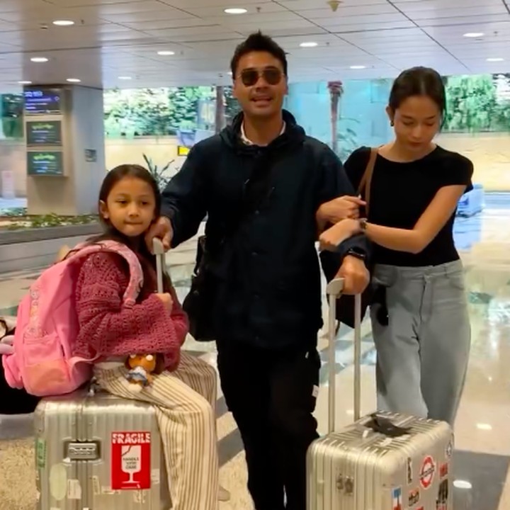 <p>Chicco juga sempat membagikan perjalanannya bersama Putri Marino dan Surinala sesaat sebelum meninggalkan Tanah Air untuk terbang ke Singapura. Sebelum mendapatkan undangan, Chicco ternyata sudah berencana nonton F1 sendiri. Namun siapa sangka, ia mendapatkan kejutan bisa menonton bersama istri dan putrinya. "Jujur aja, awalnya susah banget dapet izin dari anak istri buat pergi nonton F1 Singapore tahun ini. Tapi kali ini beda&hellip; karena mereka ikut nemenin langsung!" ungkap pria 41 tahun ini. (Foto: Instagram @chicco.jerikho)</p>