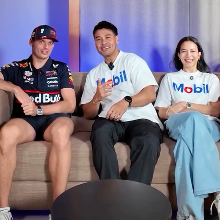 <p>Sesampainya di Singapura, Chicco dan Putri Marino mendapat kesempatan untuk mewawancarai pembalap F1 Max Verstappen, Bunda. Pasangan ini terlihat kompak saat membuat konten video bersama sebelum balapan dimulai. (Foto: Instagram @chicco.jerikho)</p>