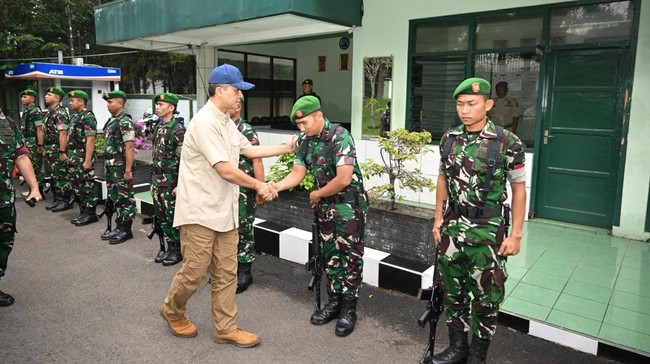 Selain latihan dasar militer matra TNI AD selama 2 bulan, ke-300 transmigran calon komcad ini akan mendapatkan kelas khusus Bahasa Jepang secara gratis.
