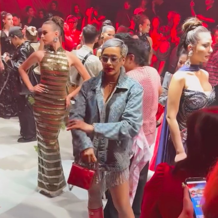 <p>Selama acara, Kimmy tak hanya duduk menonton fashion show saja lho. Perempuan 33 tahun ini juga banyak berinteraksi dengan orang-orang di sana. Kimmy tampaknya sudah kembali fit untuk beraktivitas setelah melahirkan. (Foto: Instagram @kimmyjayanti)</p>