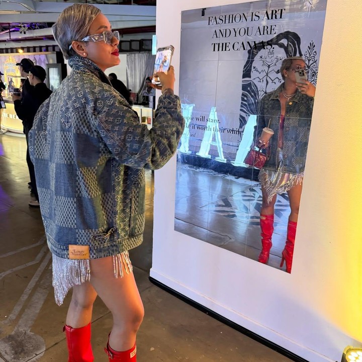 <p>Sebulan setelah melahirkan, Kimmy terlihat kembali langsing dan sudah dapat mengembalikan body goals-nya. Hal itu menuai pujian dari netizen. "Keren banget bodynya&hellip;Padahal baru lahiran. Apa rahasianya ya mbak cantik..," tulis akun @cu***. "Auto langsing cantik," ujar @tw***. "Woow Madre habis lahiran badannya keren bgt," ungkap akun @bu***. (Foto: Instagram @kimmyjayanti)</p>
