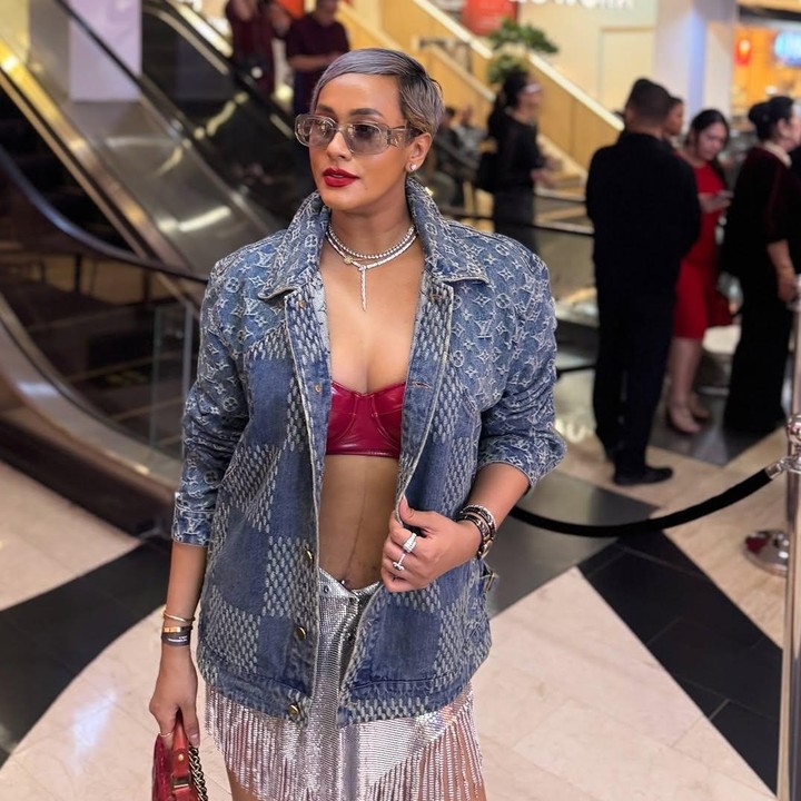 <p>Dalam acara ini, Kimmy tampil bold mengenakan jaket warna denim dengan rok mini dan sleeveless crop top berwarna merah marun. Gayanya yang stylish usai melahirkan, menuai banyak komentar positif dari netizen, Bunda. "4 weeks postpartum, been a while..," tulisnya. (Foto: Instagram @kimmyjayanti)</p>