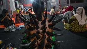 FOTO: Bekam Jadi Ikhtiar Pulih Keluarga Korban Ponpes Ambruk