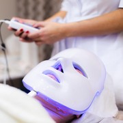 Deretan Manfaat Pakai LED Mask, Benarkah Aman Digunakan?