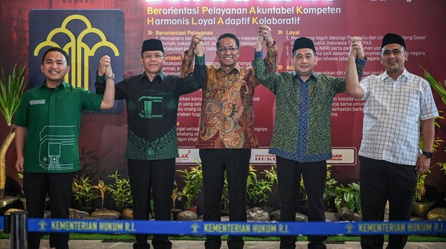 Mardiono dan Agus Suparmanto sepakat islah setelah dualisme kepemimpinan PPP. Mardiono jadi ketua umum, Agus wakil ketua, dan Taj Yasin sebagai sekjen.