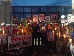 Massa Nyalakan Lilin, Aksi Piknik di Depan Gedung DPR Selesai