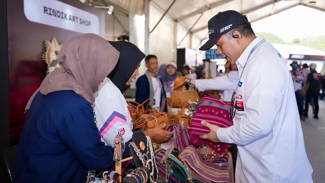 Dirut Pertamina Simon Aloysius Mantiri mencicipi jajanan khas Lombok di Pertamina Mandalika International Circuit, NTB, Minggu (5/10).