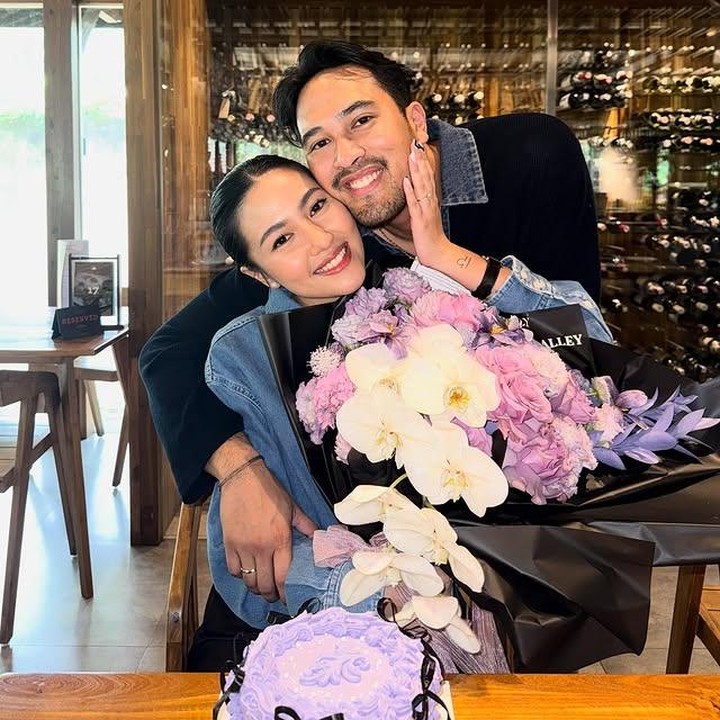 <p>Melalui unggahan di Instagram pribadinya, Adrian memperlihatkan beberapa potret romantisnya bersama Libra. Ia terlihat memberikan buket bunga berwarna ungu dan kue ulang tahun dengan warna yang senada. (Foto: Instagram @adriankhalif)</p>