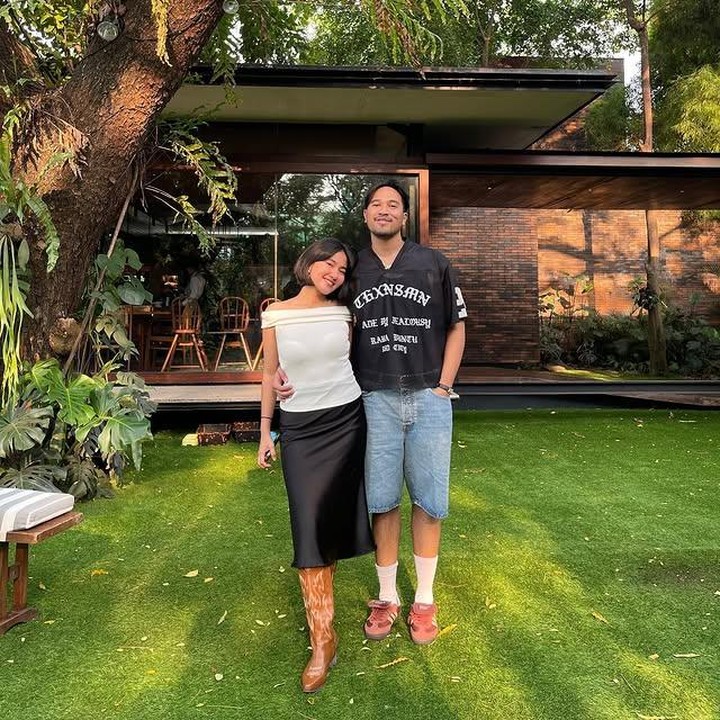 <p>Tak sedikit pasangan selebriti Tanah Air yang kerap membagikan momen romantis mereka di media sosial, salah satunya datang dari pasangan Adrian Khalif dan Libra Akila. Belum lama ini, Adrian memberikan kejutan manis di hari ulang sang istri tercinta yang ke-32, Bunda. (Foto: Instagram @adriankhalif)</p>