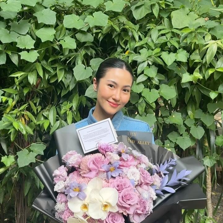 <p>Penyanyi 33 tahun itu juga menyelipkan doa hangat untuk istri tercintanya. &ldquo;Semoga di usia kamu yang ke-32, semua harapan satu per satu tercapai... Aku di sini, selalu mendampingimu. <em>LOVE YOU</em> BIB!&rdquo; tambah Adrian. (Foto: Instagram @adriankhalif)</p>